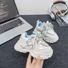 Tenis gruesos transpirables para niña, nueva colección otoño 2026, zapatos blancos de suela gruesa, zapatillas deportivas casual antideslizantes con estampado de mariposas para niña