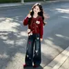 Conjunto de cárdigan de punto de otoño para niñas 2026 estilo nuevo con bordado de corazón y pantalones vaqueros de pierna ancha, conjunto de dos piezas a la moda para niños mayores