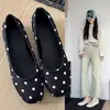 Sapatos Femininos Retro Quadrados de Bico com Bolinhas Pretas 2026 Outono Novo Estilo Francês Rasteirinhas Baixas Sapatos Mary Jane