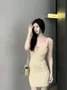 Vestido corto de punto ajustado sin mangas con espalda descubierta y hebilla metálica de alta gama, con efecto reductor y ceñidor de cintura