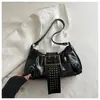 2026 Novo Modelo Bolsa Baguete com Rebites para Meninas Populares, Bolsa Pequena de Couro Brilhante Estilo Motociclista para Usar sob o Braço, Bolsa Feminina Única Estilo Punk para Ombro ou Transversal