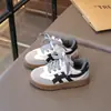 Tênis de Treino Retro Alemão para Crianças, Nova Coleção Primavera/Outono 2026, Solado Macio, Cano Baixo, Fechamento em Velcro para Meninos e Meninas