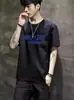 Verão 2024 Nova Camiseta Manga Curta Moda Masculina Marca Plus Size Solta Homem Gordo Roupas de Manga Meia Roupa de Verão Gelada