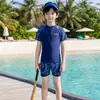 Traje de Banho Infantil para Meninos, Estilo Novo, Conjunto de Duas Peças para Crianças Maiores, Manga Curta Estampada, Moda Jovem para Águas Termais