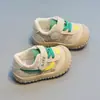 Nuevos estilos de zapatos de suela blanda, antideslizantes, para niños y niñas, zapatos para caminar de bebé, zapatos de otoño de una sola capa, zapatillas deportivas para niños pequeños y zapatos estables para caminar para niños pequeños