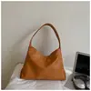 Tendencia de Moda Bolso Tote con Remaches Grande para Mujer Nuevo Transfronterizo Lujo Ligero Retro Bolso de Hombro de Gran Capacidad Moderno