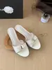 Sandalias de tacón de aguja de satén francés con hebilla de metal Chuyuji para mujer, nuevo estilo veraniego abierto elegante para vacaciones