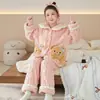 Pijama de franela de dos piezas para niñas para otoño e invierno, ropa de estar cálida de forro polar coral de manga larga, disponible en tiendas físicas
