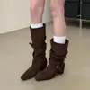 Botas Quadradas de Camurça Estilo Coreano com Salto Bloco para Mulheres, Novo Modelo Outono/Inverno 2026, Botas de Cano Médio com Fivela de Cinto e Aumento Interno de Altura, Botas de Equitação