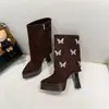 Diseño delicado sentido pequeño mariposa terciopelo caña de bota botas mujer 2026 estilo nuevo tacón fino tacón alto moda botas de media caña cortas de moda
