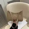 Bolsa Pequena Quadrada de Mão com Laço Texturizado da Moda para Mulheres 2025 Primavera e Verão Nova Bolsa de Ombro Commuter Tecida Bolsa de Axila