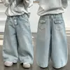 Calças Jeans Longas para Meninos 2026 Nova Coleção Primavera e Outono Calças Casuais Largas para Crianças Pequenas, Calças Estilosas de Perna Larga para Meninos