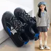 Zapatillas infantiles con puntera de concha, nuevos zapatos sencillos de estilo coreano para niñas Otoño 2026, zapatos casuales de suela blanda con estampado de estrellas para niños mayores, modernos