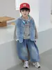 Conjunto de Três Peças de Colete Jeans para Meninos Primavera e Outono Estilo Coreano Roupa Estilosa e Descolada Infantil para Meninos Jovens