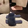 Chinelos peludos pretos de sola reta para mulheres, adequados para uso externo, novo modelo de outono de 2026, super populares, extremamente estilosos, com um toque de luxo, sandálias fofas