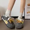Zapatillas deportivas casuales con una suela gruesa versátil, nuevas zapatillas de entrenamiento alemanas estilo coreano otoño 2026 para mujer, en combinación de colores verde y rojo