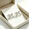 Brincos Série Laço em Prata 925 com Cravação Completa e Design de Costura, Brincos de Prata com Zircônia de Alta Retenção de Cor