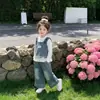 Roupas infantis femininas gentis e elegantes em estilo coreano, conjunto de três peças em camadas com jeans com suspensório e renda, conjunto versátil para meninas