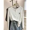 Camiseta feminina de manga longa estilo europeu, com design de duas peças falsas e gola charmosa meio aberta com botões, outono 2026
