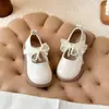 Sapatos de couro com laço de renda de pérola para meninas 2026 novo estilo de primavera sapatos rasos pretos para estudantes sapatos de couro infantis