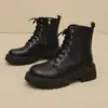 Botas femininas plus size de comércio exterior, novas botas curtas de sola grossa estilo coreano para mulheres, botas Martin com cadarço frontal da moda para mulheres, outono e inverno 2026