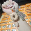 Artículo popular para transmisiones en vivo: Madera de arce madera maciza madera sin pintar talla de madera colgante de gato KT, accesorio de moda estilo chino, diseño original