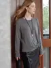 Principios de otoño de 2026, camiseta de manga larga estilo commuter de lana Tencel con un nudo retorcido tridimensional y cuello redondo, camiseta base de diseño entallador