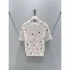 Camiseta de Tricô Feminina com Bordado Floral Rosa Francês, Gola Redonda, Manga Curta - Nova Coleção Primavera/Verão 2026, Versátil, Redutora de Idade