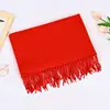 En Stock al por Mayor Bufanda Roja Festiva con Logo Personalizado, Regalo Navideño de Color Sólido, Chal y Calentador de Cuello de Imitación de Cachemir con Borlas
