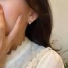 Pendientes retro franceses de alta gama, pequeños pendientes con forma de anillo de viento fragante, pendientes con textura de nicho dorado, pendientes de temperamento, venta al por mayor