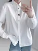 Camisa floral bordada blanca para mujer, de manga larga, corte holgado, con cuello camisero y botones coloridos, top artístico y fresco para usar en capas
