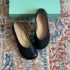 Zapatos de stock con pliegues y puntera dividida para mujer, nuevo estilo, zapatos de pezuña de cerdo, zapatillas de ballet, azul brumoso, planos, de boca baja, sin cordones, zapatos individuales para mujer