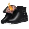 Botas Femininas de Algodão em Couro Macio 2026 Novo Estilo de Inverno Botas Forradas com Lã Botas Femininas Curtas Sola Macia Antiderrapante Sapatos de Algodão para Meia-Idade e Idosos