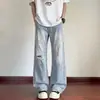 Pantalones vaqueros rasgados con remaches azul claro diseño de verano para hombre estilo callejero americano pierna recta ligero acampanado