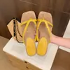 Sandalias tanga de tiras finas estilo diseñador Chuyuji para mujer, nuevo modelo de verano 2026, sandalias de tacón grueso y punta cuadrada