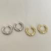 Aretes de temperamento versátiles con diseño retro de corte, aguja de plata S925, moda de personalidad, relieve dorado y plateado, pequeño círculo