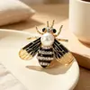 Broche Anti-correr Abelha Alfinete de Segurança Anti-gotejamento de Óleo para Roupas Pino com Fivela de Pérola de Alta Qualidade Acessórios para Roupas Artefato para Apertar a Cintura