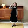 Conjunto de veludo para meninas estilo coreano, nova coleção de outono, apresentando um top colete adornado com pérolas e uma saia de renda de comprimento médio, um conjunto de duas peças para vestuário infantil transfronteiriço
