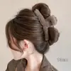 Presilha de cabelo estilo vintage que não danifica os fios, na cor café com toque de luxo, presilha de tubarão de pelúcia, acessório de cabelo fofo e doce para penteados presos.