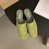 Mules retrô de veludo com salto baixo estilo francês e bico fechado para mulheres, adequadas para uso externo, novos sapatos slip-on versáteis de verão 2025