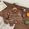 Roupas Infantis Outono e Inverno Suéter de Bebê Conjunto de Cardigan Tricotado Meninos e Meninas Estilo Coreano Listrado Quente Conjunto de Duas Peças Versátil