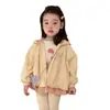 Top Bordado Estilo Princesa para Bebê Menina, Roupa de Primavera 2026 para Bebê Menina Novo Modelo, Jaqueta Casual Xadrez Patchwork para Meninas Tendência