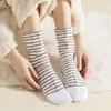 Nuevos calcetines para dormir de otoño e invierno para mujer, talla extra grande y ajuste holgado, diseño a rayas, adecuados para dormir, embarazo y cuidado posparto, sin costuras, 99% algodón, longitud hasta la mitad de la pantorrilla