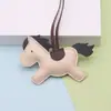 Año del Caballo Creativo Versión Q Pony de Alta Calidad Marca de Moda Bolso de Cuero Colgante Ropa Pantalones Accesorios Al Por Mayor