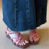 Primer Encuentro: Sandalias romanas de cuña con punta cuadrada tejida y tiras cruzadas, estilo retro de nicho, con punta abierta y sensación cómoda