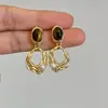 Pendientes Geométricos de Ámbar Estilo Retro de Hong Kong para Mujer, Lujo Ligero, Versátiles, de Gama Alta, Pendientes Elegantes, Pendientes de Venta Caliente Otoño e Invierno al por Mayor