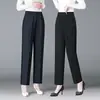 Nueva colección de otoño de pantalones de pierna recta para mujeres de mediana edad y mayores, con cintura alta, corte holgado, efecto adelgazante, cintura elástica y un estilo relajado y casual en color café.