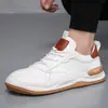 Zapatos de Hombre de Cuero Genuino Europeo con Suelas Gruesas, Zuecos Casuales Transpirables Huecos, Zapatos Blancos de Hombre 2026 Otoño Nuevos y Modernos