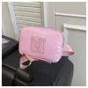 2026 Verano Nueva Moda de Alto Valor Estampado de Letras Simple Versátil Elegante Correa Ancha Bolso Cruzado de Hombro Pecho Cintura