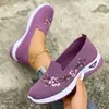 Sapatos de mãe 2026 novo estilo, sapatilhas bordadas de bico fino, calce fácil, respiráveis, casuais para mulheres de meia-idade e idosas, disponíveis em tamanhos grandes, adequados para vendas transfronteiriças